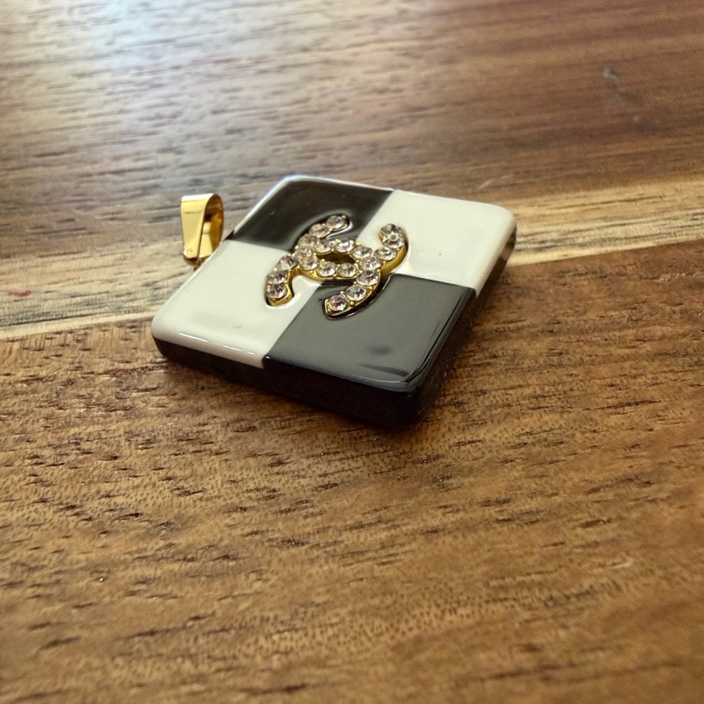 Fashion Black and White Pendant Necklace - Picture 4 of 5